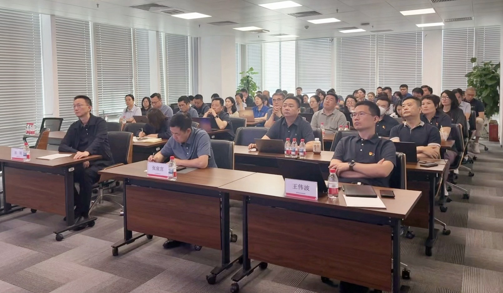 中建材信息黨總支召開深入貫徹中央八項規定精神學習教育警示教育大會暨專題黨課